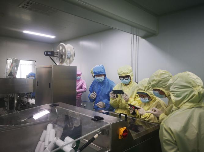 專項清理整治提升在企業(yè)產(chǎn)品陳列室,市場監(jiān)管工作人員講解了保健食品