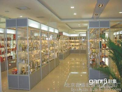 鈦合金展柜、玻璃展柜、木制烤漆展柜、木紋烤漆展柜、服裝展柜、珠寶展柜、手機展柜、化妝品展柜、煙酒展柜、食品展柜、飾品展柜圖片_高清圖_細節圖-北京鑫盛宏通貨架制造廠 -Hc360慧聰網