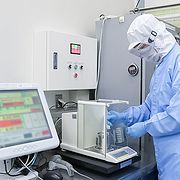 工場案內 | 化妝品OEM企畫制造 株式會社 実正 : 化妝品醫薬部外品のOEMなら、株式會社実正にお任せください。「オリジナルな化妝品を作りたい」というお客樣の熱いお気持ちにお応えできる會社です。化妝品醫薬部外品を単に受托制造(OEM)するだけでなく、企畫開発(ODM)から量產制造までを手がけています。