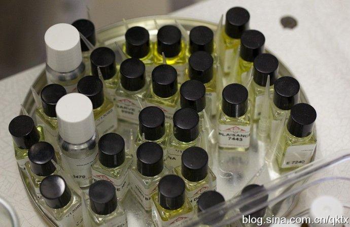 揭秘:吸血水蛭唾液制造化妝品全過(guò)程